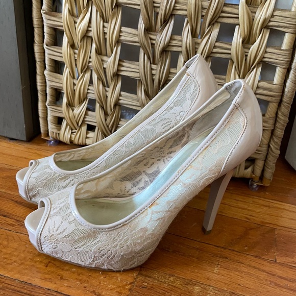 Guess Nude Lace Stilletos - Picture 2 of 9